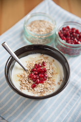 Joghurt mit Müsli und Früchten 
