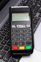 Obraz premium Payment terminal on laptop keyboard, finance and banking concept