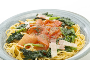 食　トマト　ベーコン　ほうれん草　パスタ　白バック　アップ