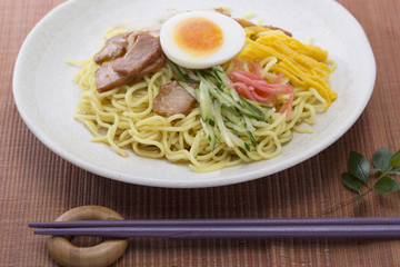 食　冷やし中華　箸　テーブル