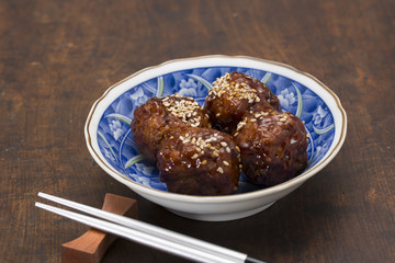 食　肉団子　無垢の渋いテーブル　箸