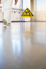 Obraz premium Arzt Schild Gefahr Flur Gebäude modern