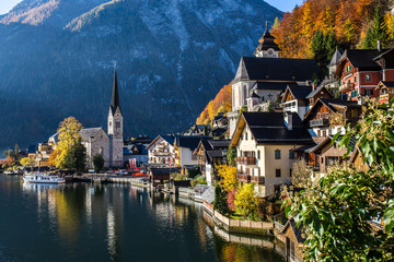 Fototapeta premium Historic Village in Autumn - Hallstatt, Austria