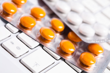 médicaments sur un clavier d'ordinateur
