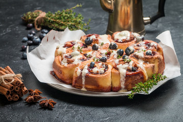 Cinnamon buns with lemon, blueberry and thyme