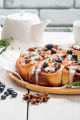Cinnamon buns with lemon, blueberry and thyme