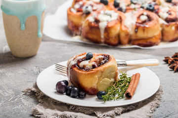 Cinnamon buns with lemon, blueberry and thyme