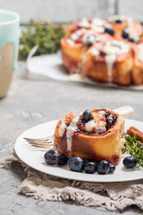 Cinnamon buns with lemon, blueberry and thyme
