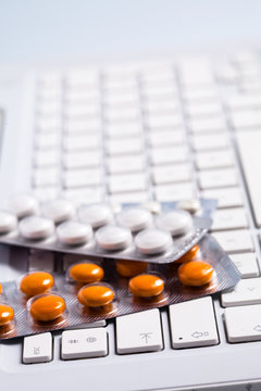 m&eacute;dicaments sur un clavier d'ordinateur
