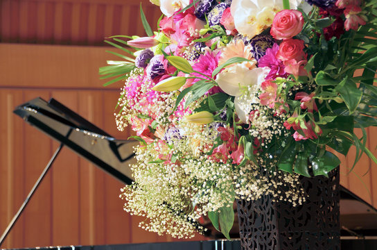 ピアノコンサートのステージ花
