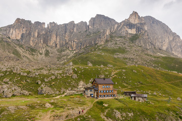 Fototapeta na wymiar Refuge Rotwand in the Dolomites