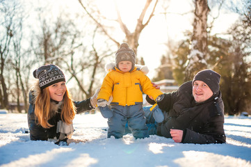 Obraz premium Portrait of happy family in winter park