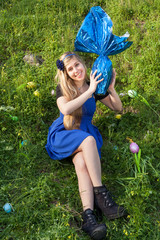 Ragazza con uovo di Pasqua