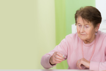 seniorin schaut auf einen würfel