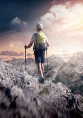 Bergsteiger erreicht einen Gipfel bei Sonnenuntergang © XtravaganT