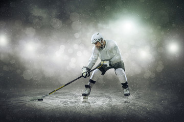 Naklejka premium Ice hockey player on the ice, outdoors