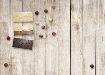 Schokolade handgemacht auf gestrichenem Holz