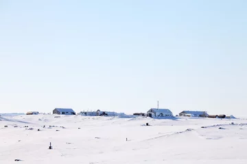 Gordijnen Luchtfoto van verlaten polaire nederzetting in Arctic © Vladimir Melnik