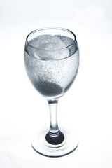 verre d'aspirine effervescent
