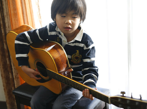 ギターと男の子