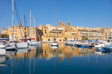 Fototapeta na wymiar The view of Birgu (Vittoriosa) peninsula over the Dockyard creek