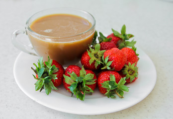 Strawberries in bowl and coffee cup