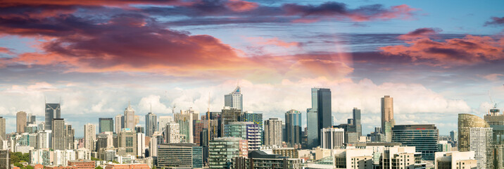 Obraz premium Wspaniałość panoramy Melbourne. Panoramiczny widok na miasto o zachodzie słońca