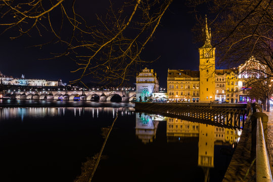 Karlsbr&uuml;cke und Pulverturm bei Nacht
