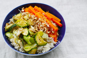 Gemüsepfanne mit Reis, Veganes Mittagessen - Pilze, Zucchine, Poree, Möhren, Sesam und Nüsse