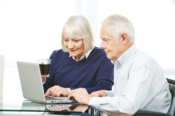 Paar Senioren surft am Computer im Internet