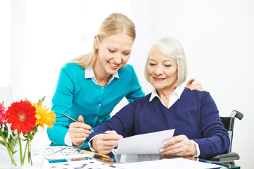 Beutreuung von Seniorin in der Familie