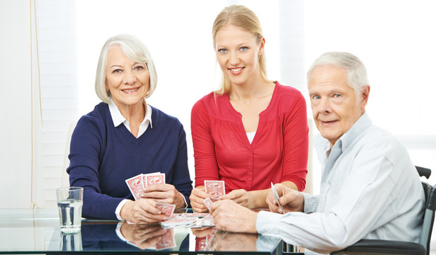 Familie mit Senioren beim Karten spielen