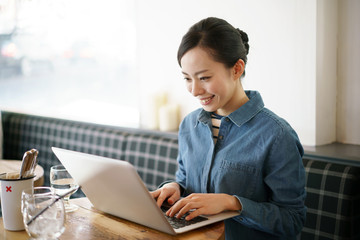 カフェ・パソコン・若い女性