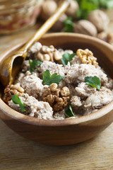 Chicken in walnut sauce