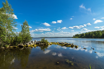 летний пейзаж уральского озера с камнями в воде, Россия, Урал © 7ynp100