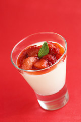Vanilla panna cotta with strawberry compote