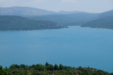 Fototapeta na wymiar F, Provence, Alpes de Haut-Provence, Blick auf den Lac de Sainte-Croix