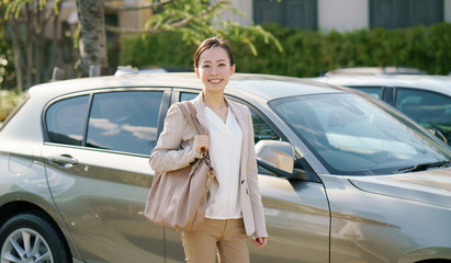 女性・車