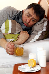 Viele Taschentücher, Fieberkranker niest