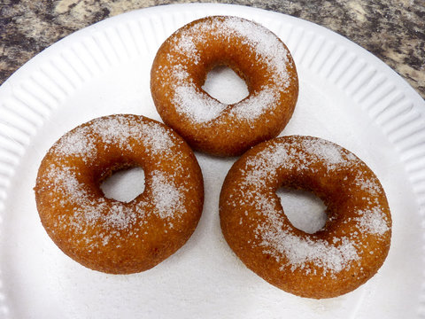 Trois donuts au sucre