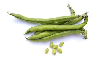 Dicke grüne Bohnen vor weißem Hintergrund