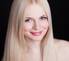 Naklejka premium Studio, face, blue eyes, smile, black background