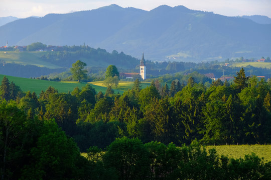 farbenfroher, lichter Sommermorgen im Voralpenland bei Rottenbuch mit Blick auf Klosterkirche und Sch&ouml;nberg