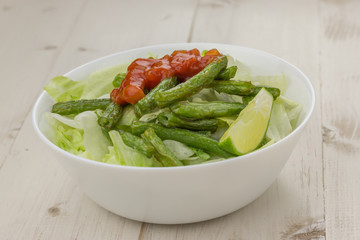 Simple mexican salad with grilled green beans