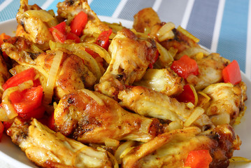Куриные крылышки гриль с овощами в соусе карри