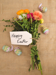 Fototapeta na wymiar Blumenstrauß und eine Textnachricht mit Happy Easter