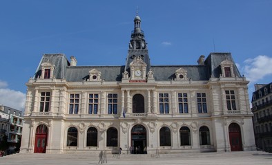 Fototapeta na wymiar mairie de poitiers