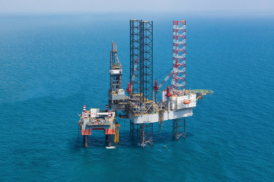 Offshore oil rig drilling platform