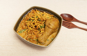 Egg noodle with chicken curry, thai style