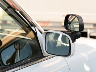 補助ミラーがついた教習車